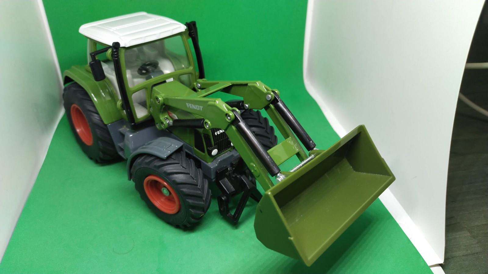 Siku traktor Fendt z ładowaczem 1 32 model