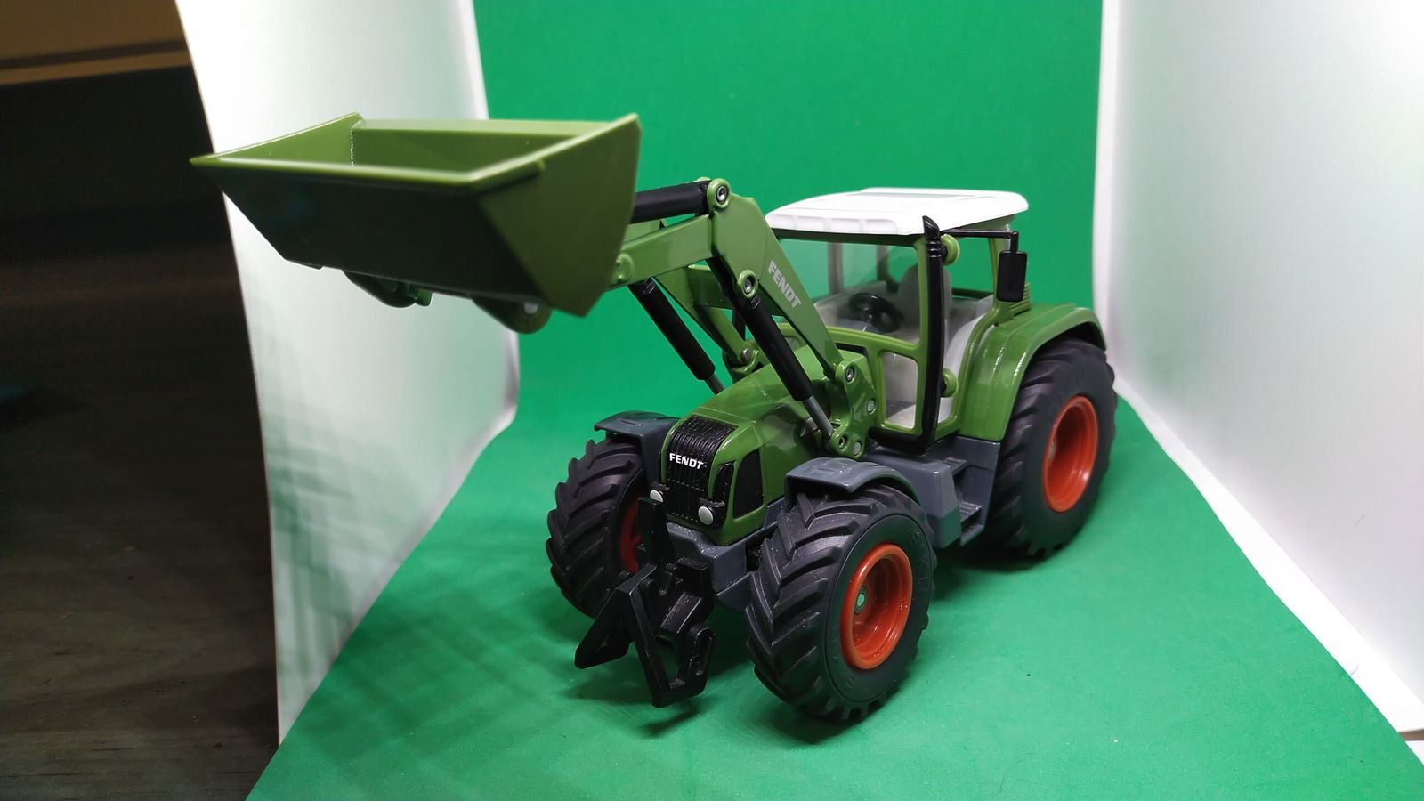 Siku traktor Fendt z ładowaczem 1 32 model