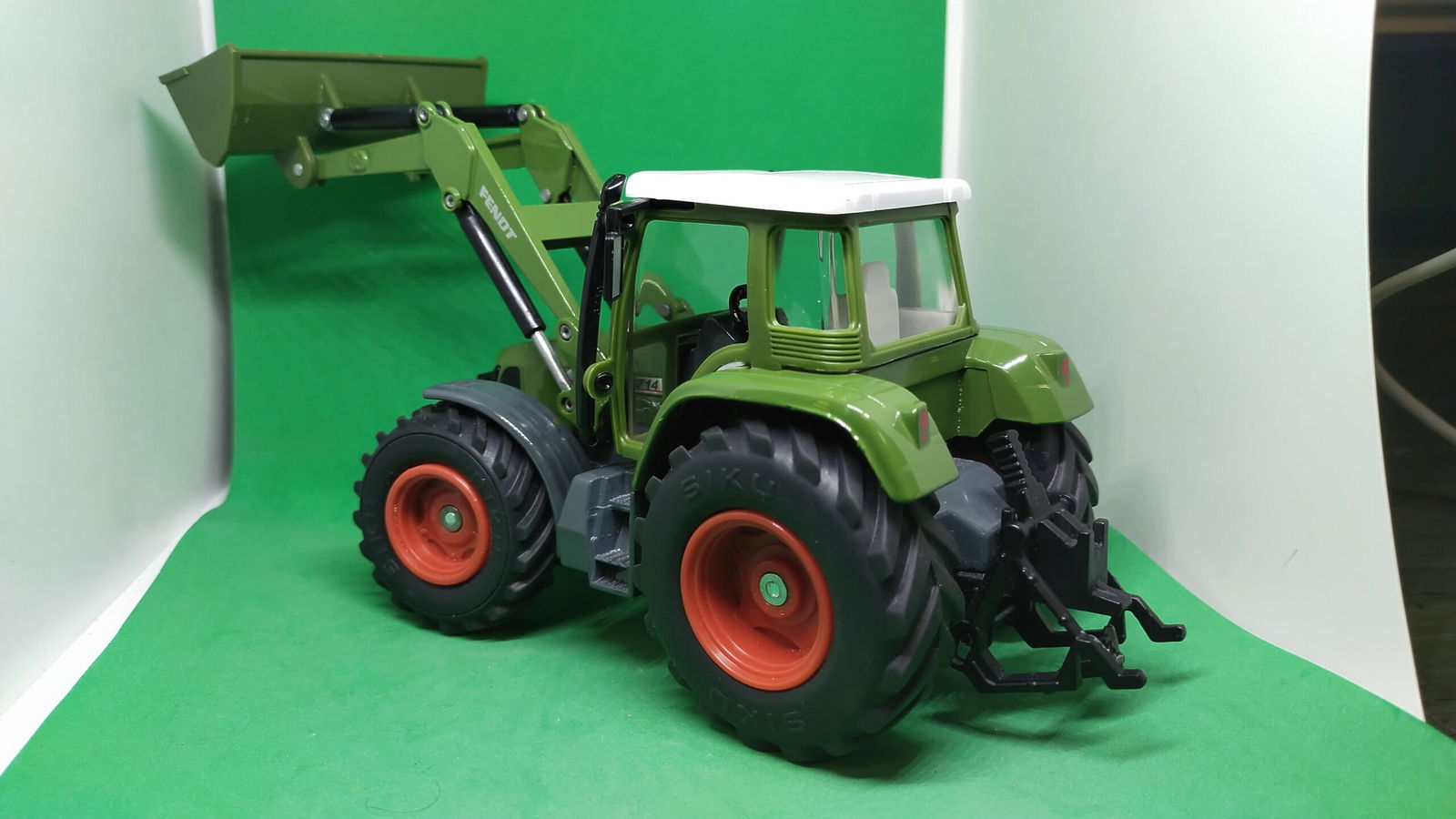 Siku traktor Fendt z ładowaczem 1 32 model