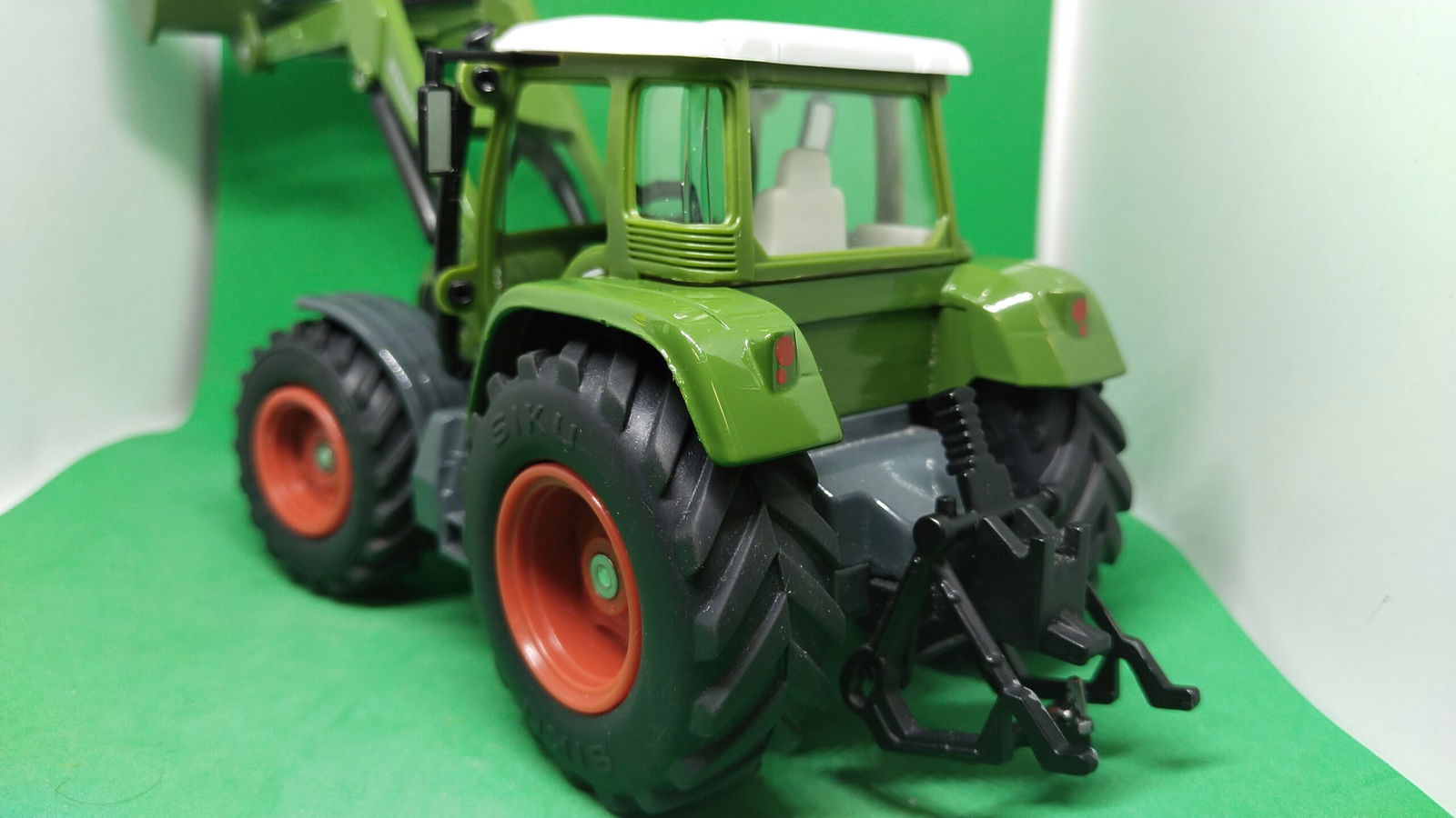 Siku traktor Fendt z ładowaczem 1 32 model