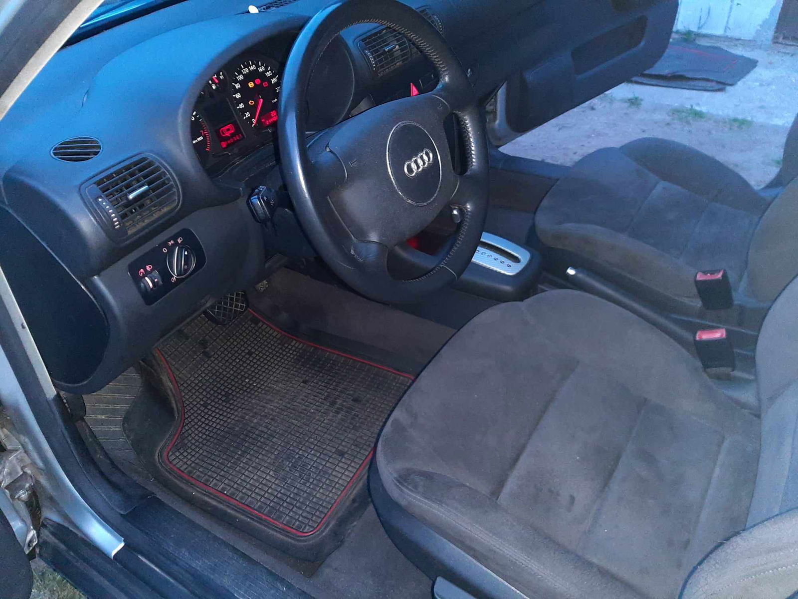 Audi A3 8L 2001 5 drzwi 1.8 benzyna automat