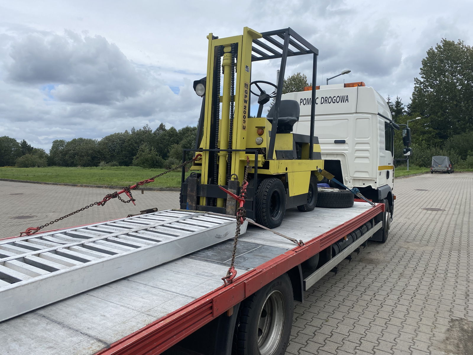 Usługi transportowe , maszyny rolnicze, budowlane, bus , osobowe . Pomoc drogowa