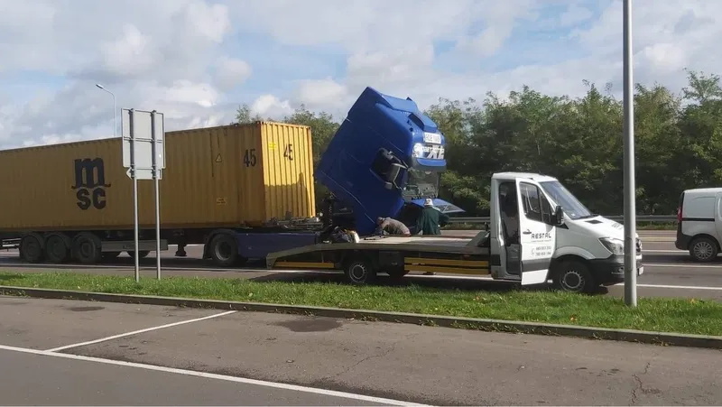 Mobilny serwis TIR naprawa ciągników siodłowych na drodze autostrada