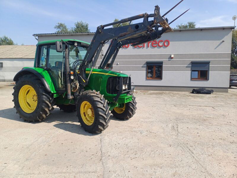 Ciągnik John Deere 6120 z ładowaczem