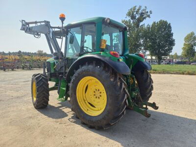 Ciągnik John Deere 6120 z ładowaczem