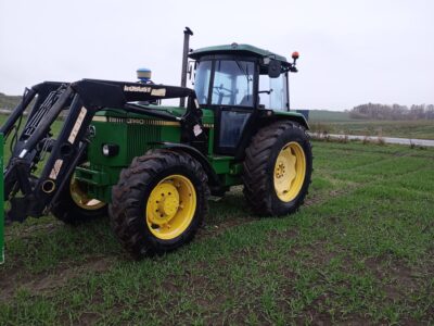 John Deere 3140