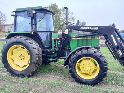 John Deere 3140